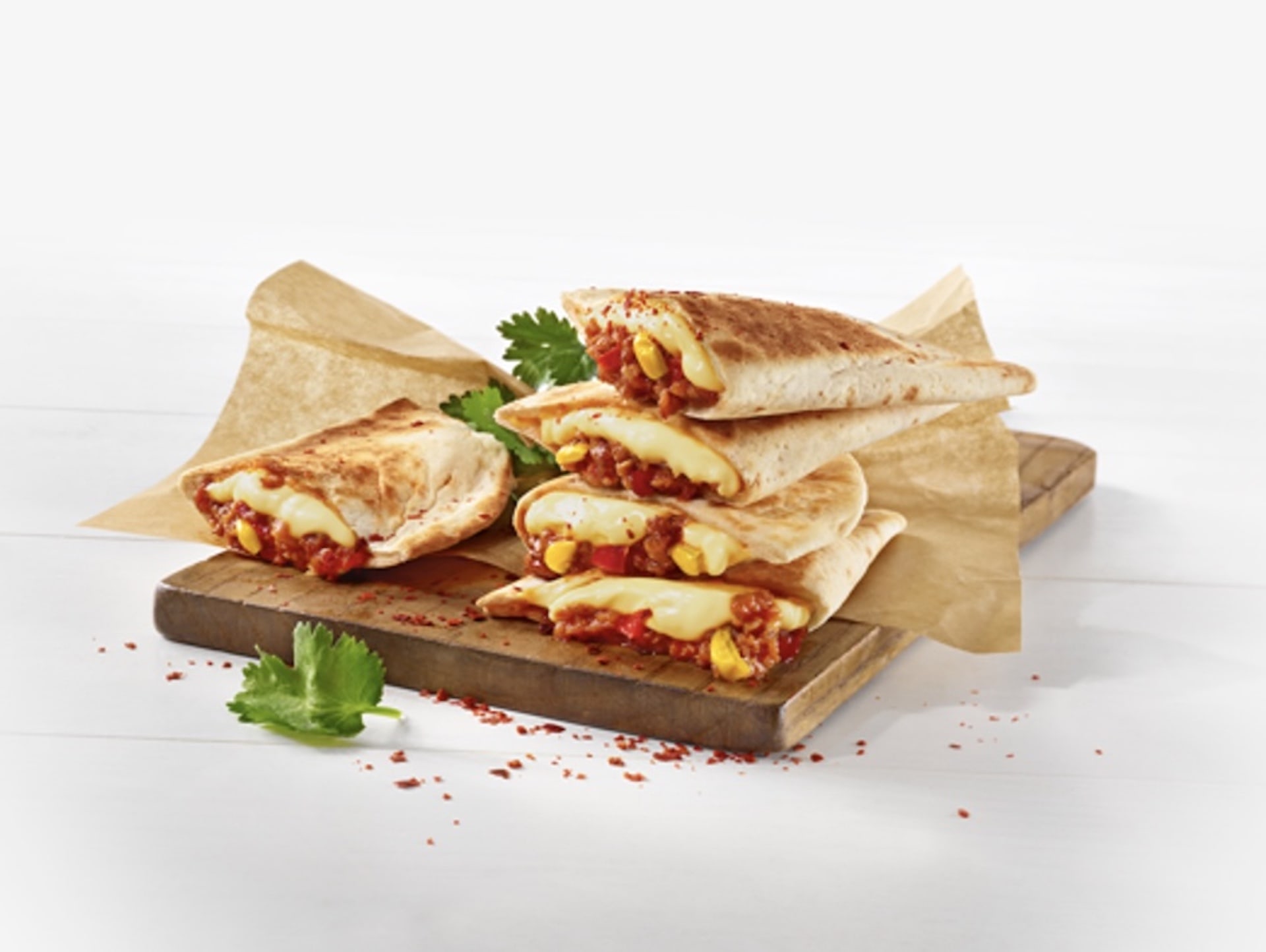 Gefüllte Teigtaschen mit Gemüse, Tomaten, Paprika, pflanzlichem Hack und MILRAM Gouda-Alternative Gefüllte Teigtaschen mit Gemüse, Tomaten, Paprika, pflanzlichem Hack und MILRAM Gouda-Alternative