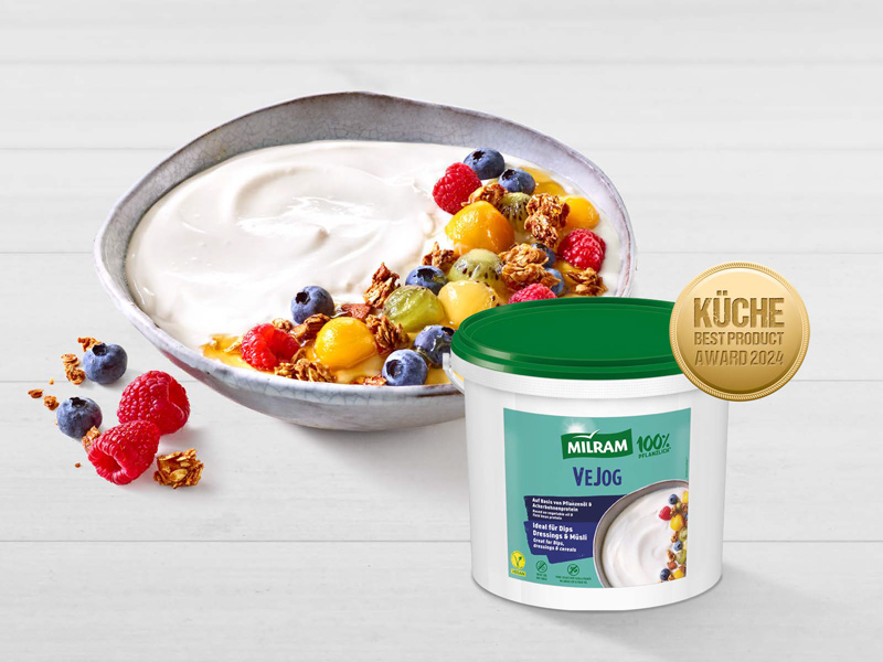 Schale gefüllt mit MILRAM VeJog Joghurt-Alternative sowie einem Topping aus Granola