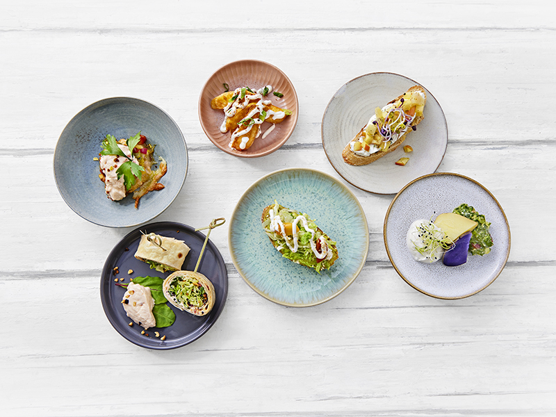 Sechs verschiedene Gerichte mit MILRAM FrühlingsQuark, MILRAM PaprikaQuark und MILRAM Sour Cream von oben fotografiert