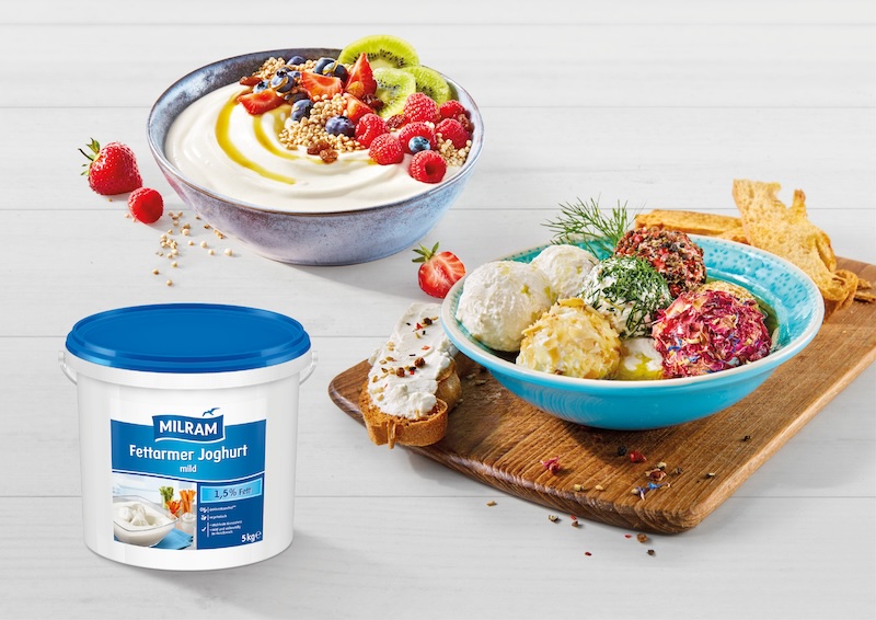 Packshot von MILRAM Fettarmer Joghurt mild; daneben ein Teller mit Labneh-Bällchen und ein Schälchen mit Joghurt und Früchte-Topping