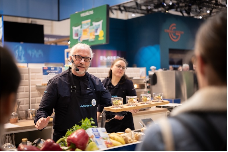 Heiko Antoniewicz am Messestand von MILRAM Food-Service