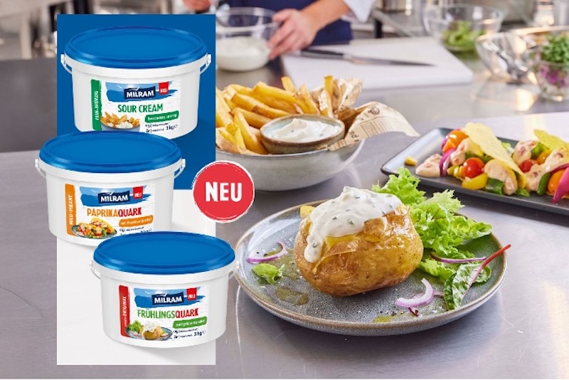 Im Vordergund MILRAM FrühlingsQuark, MILRAM Sour Cream und  MILRAM PaprikaQuark im 3-kg-Eimer; dahinter ein Teller mit einer Ofenkartoffel, ein Teller mit Nachos und eine Schüssel mit Pommes