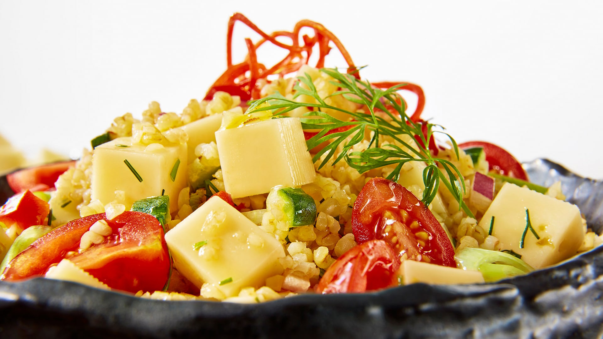 bulgursalat-mit-kaesewuerfeln bulgursalat-mit-kaesewuerfeln