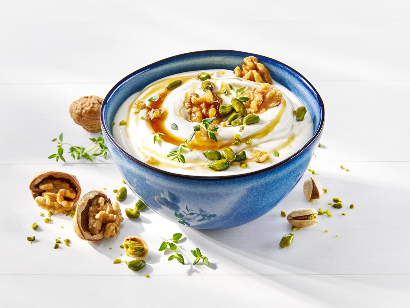 Joghurt griechischer Art mit Honig und Nüssen Joghurt griechischer Art mit Honig und Nüssen