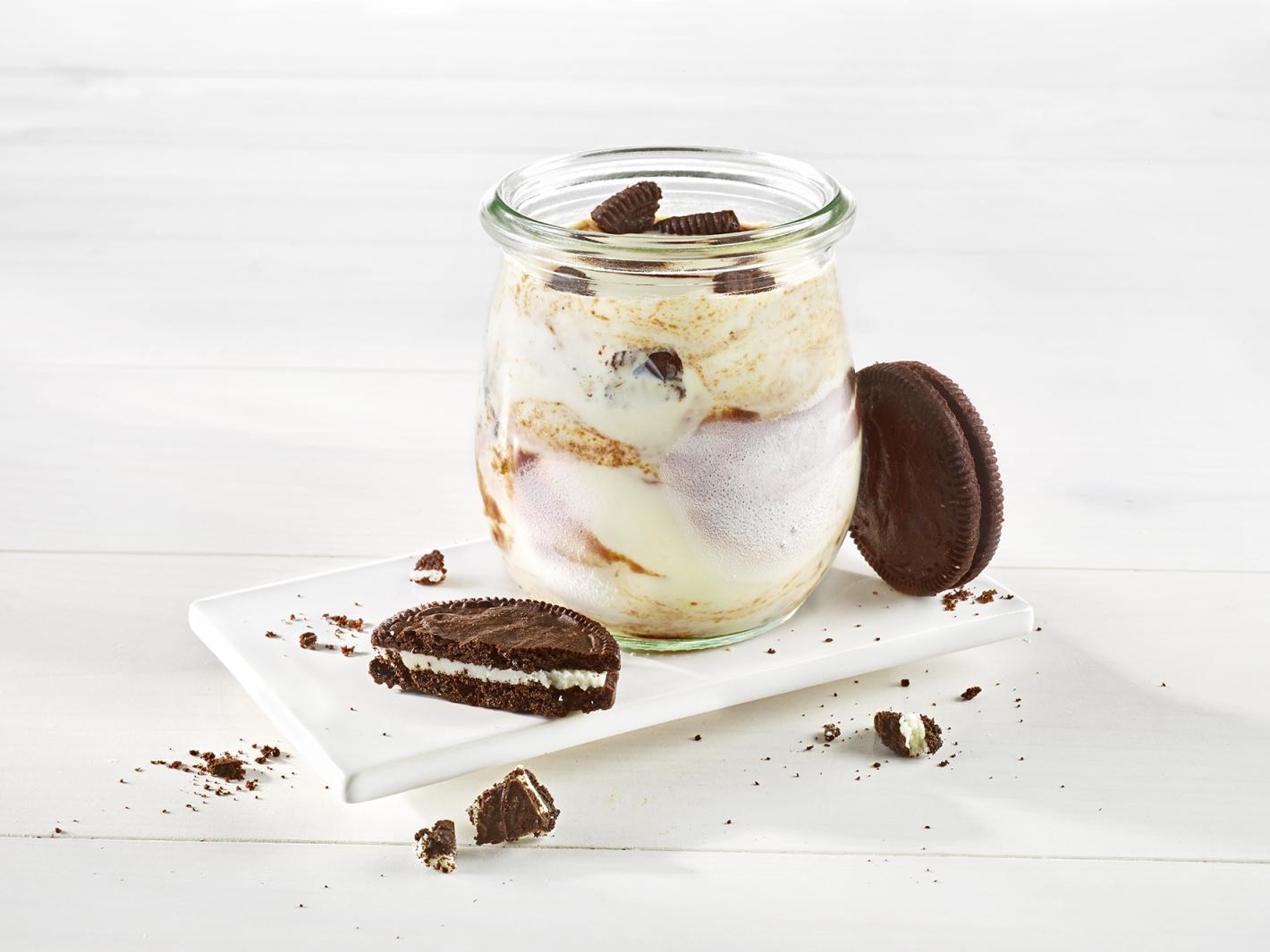 Quark-Zwetschgen-Semifreddo mit Schwarz-Weiß-Keksen Quark-Zwetschgen-Semifreddo mit Schwarz-Weiß-Keksen