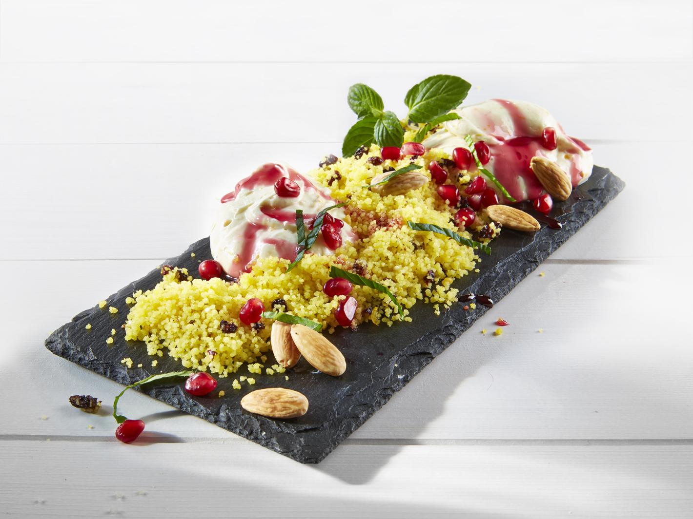Süßer Couscous an Tonkabohnen-Schmand mit Granatapfel und Mandel Süßer Couscous an Tonkabohnen-Schmand mit Granatapfel und Mandel