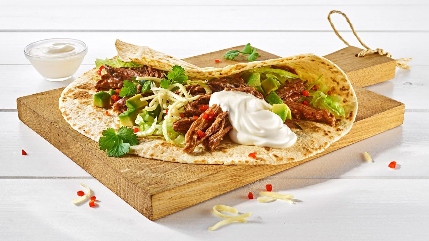 pulled-beef-burrito-mit-sour-cream pulled-beef-burrito-mit-sour-cream