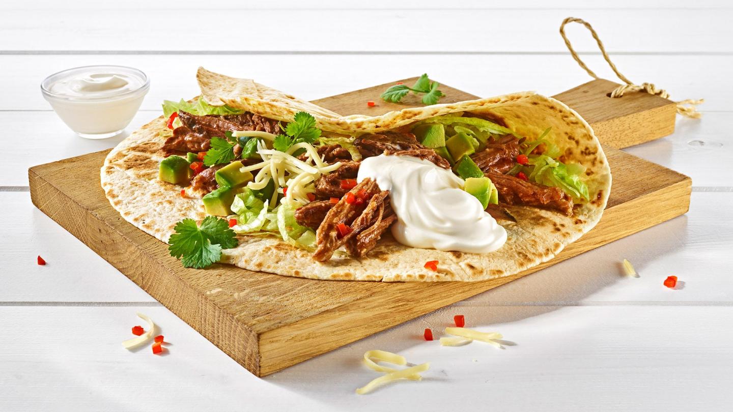 pulled-beef-burrito-mit-sour-cream