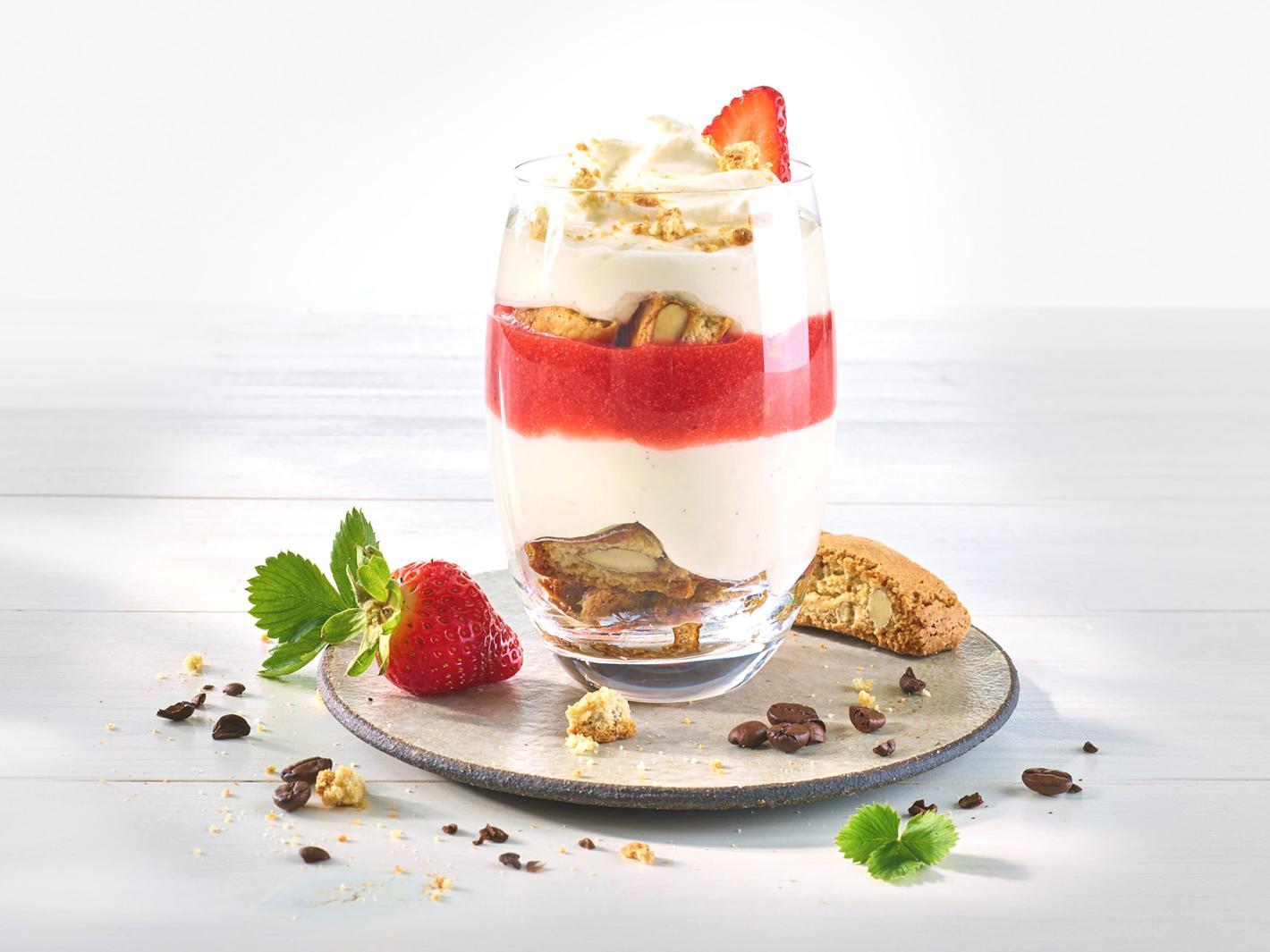 Erdbeer-Schmand Tiramisu mit Cantuccini Erdbeer-Schmand Tiramisu mit Cantuccini