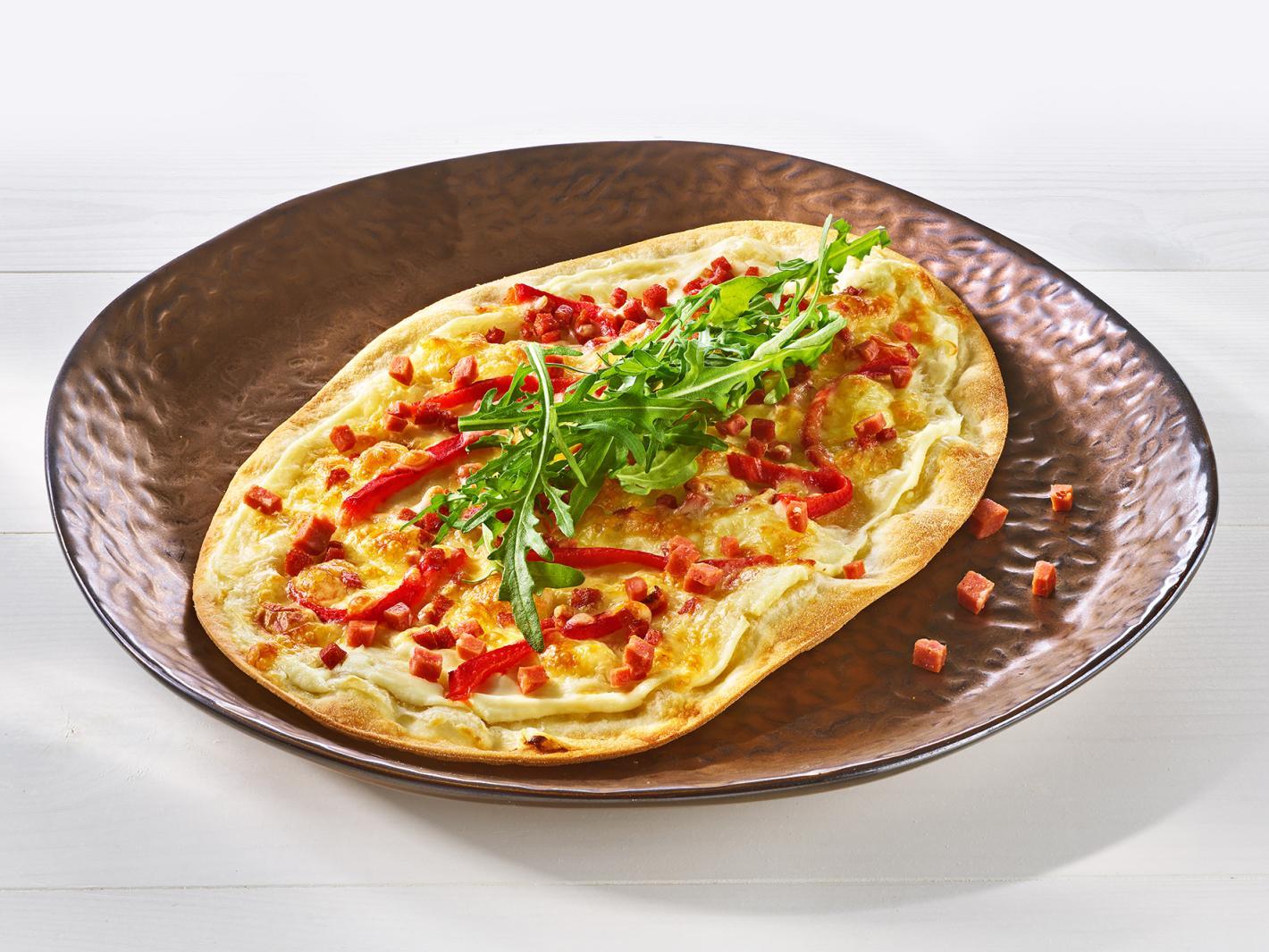 Flammkuchen mit Sucuk, gedörrter Paprika und Rucola