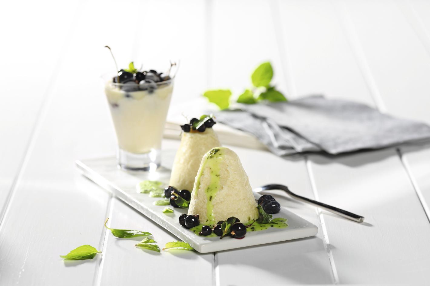 Grießpudding-Parfait mit Minzcreme Grießpudding-Parfait mit Minzcreme