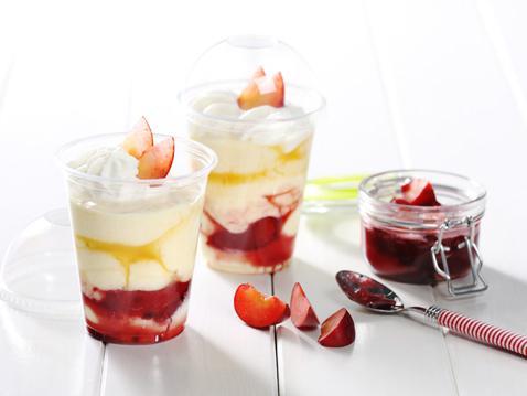 Karamell-Grießpudding mit Pflaumenkompott Karamell-Grießpudding mit Pflaumenkompott