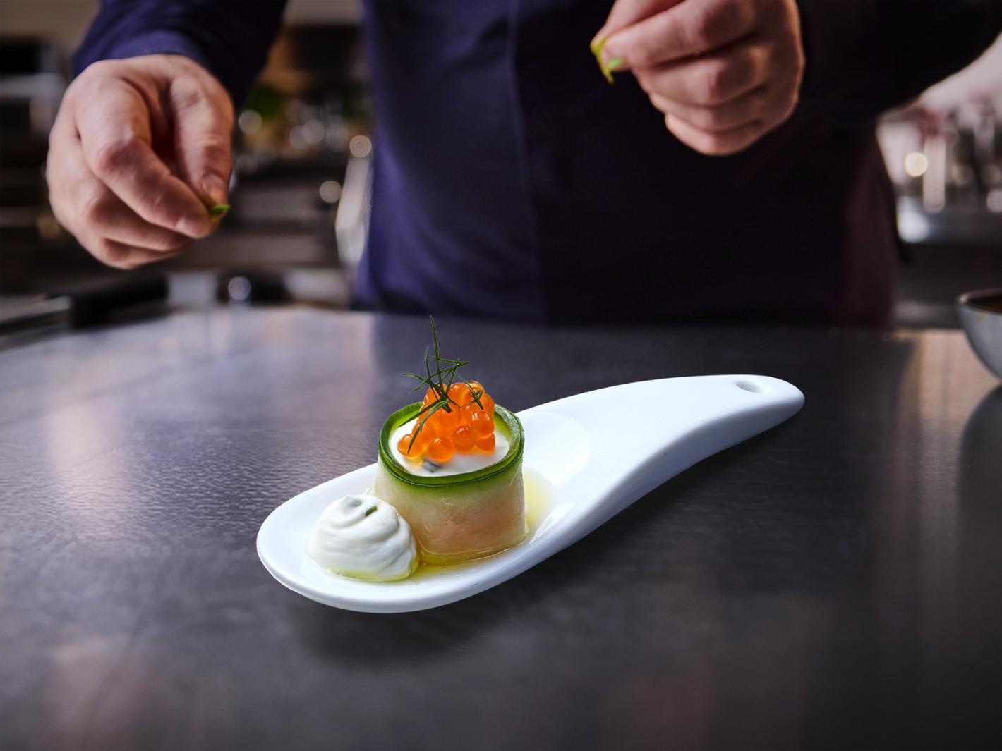 Lachs-Praline mit Kaffeeöl und Kaviar