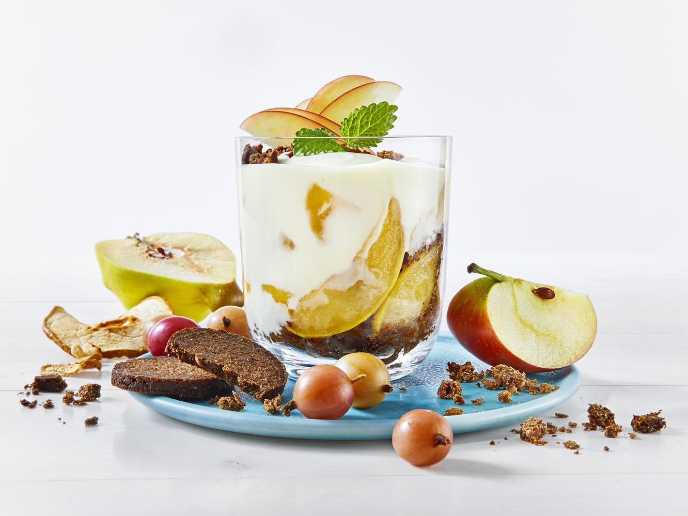 Rheinischer Dessert-Becher mit Pumpernickel Rheinischer Dessert-Becher mit Pumpernickel