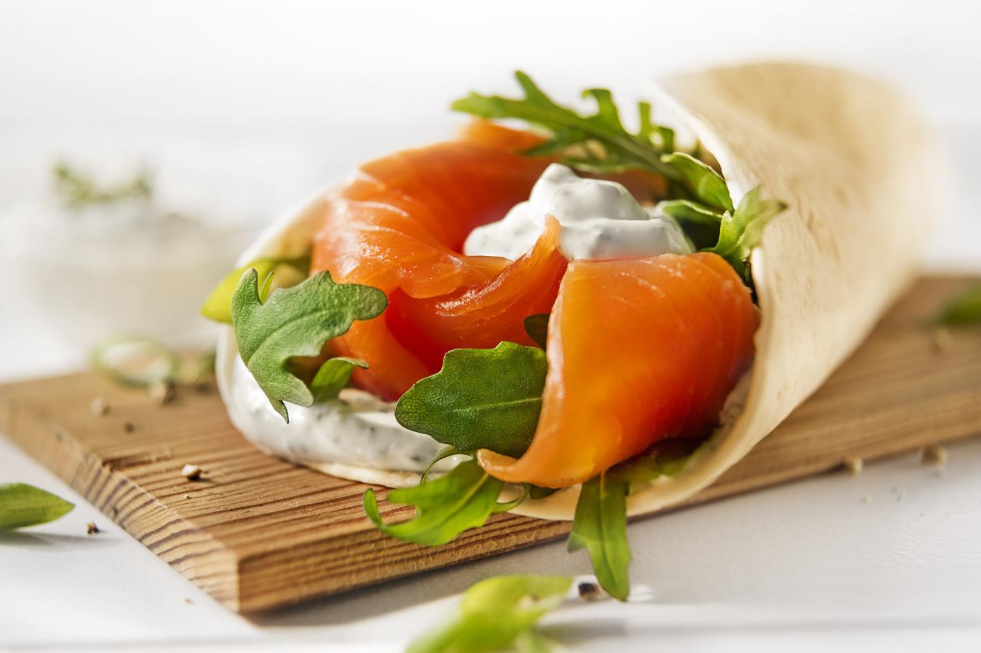 Rucola-Lachs-Wrap mit Kräuterdip