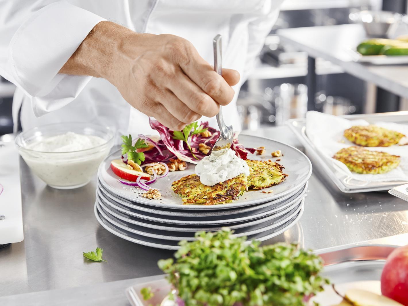 Zucchinipuffer mit FrühlingsQuark Zucchinipuffer mit FrühlingsQuark