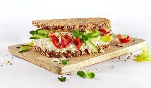 Superstulle mit Körnigem-Frischkäse