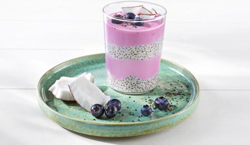 Ein Glas leckerer Chia-Pudding