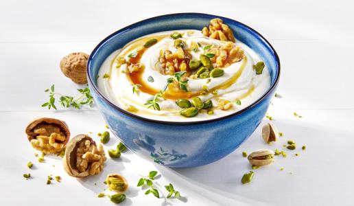 Joghurt griechischer Art mit Honig und Nüssen