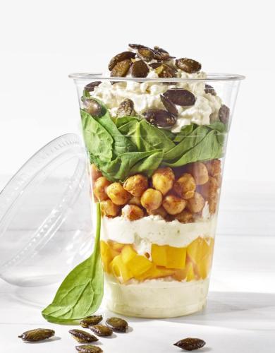 Ein Glas Schichtsalat zum Mitnehmen