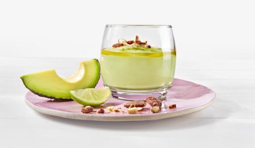 Avocado-Joghurt-Creme mit Limette und Mandeln