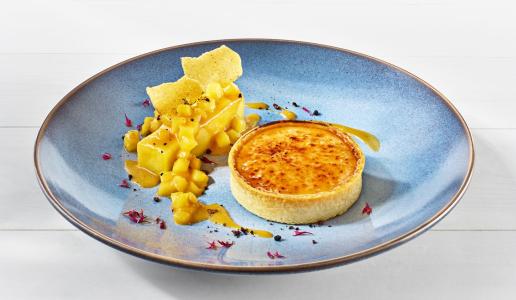 Crème-Brûlée-Tartelettes mit Ananas-Salat