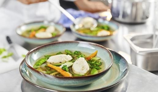 Frühlingssuppe mit Quark-Nocken