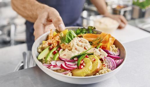 Garnelen-Gemüse-Bowl mit PaprikaQuark
