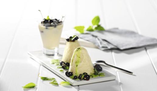 Grießpudding-Parfait mit Minzcreme
