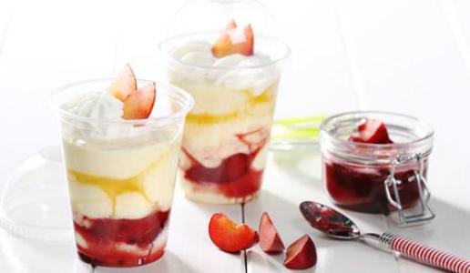 Karamell-Grießpudding mit Pflaumenkompott