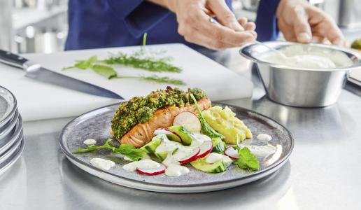 Lachs mit Kräuterkruste und FrühlingsQuark 
