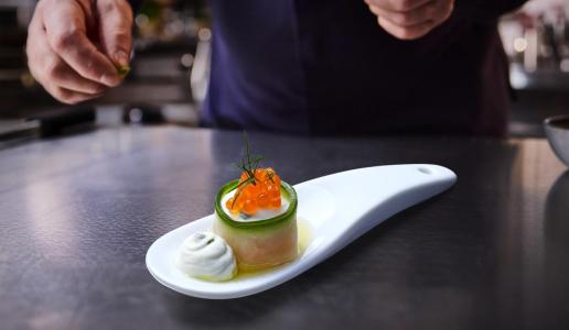 Lachs-Praline mit Kaffeeöl und Kaviar