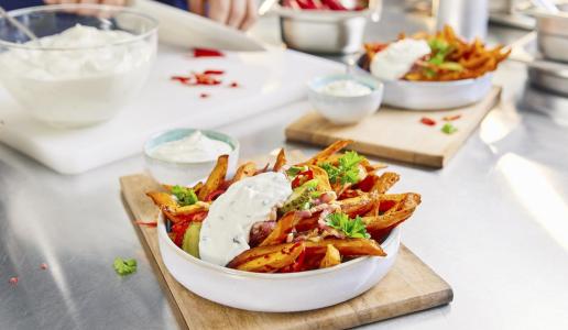  Loaded Sweet-Chili-Fries mit Sour Creme 
