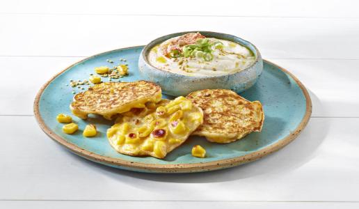 Mais-Küchlein mit Tahini-Joghurt-Dip