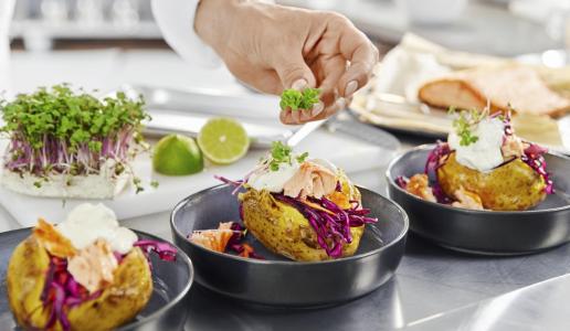 Ofenkartoffel mit Coleslaw, pulled Lachs und Sour Cream