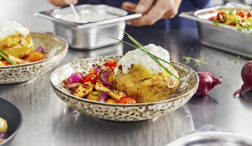 Ofenkartoffel mit Hähnchen-Gemüse und FrühlingsQuark