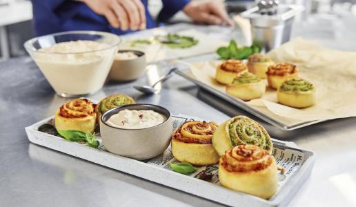  Pesto-Pizza-Schnecken mit PaprikaQuark