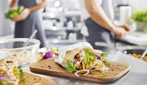 Pita-Taschen mit Halloumi-Gemüse und PaprikaQuark