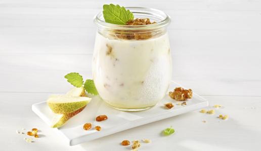 Quark-Birnen-Semifreddo mit karamellisierten Walnüssen