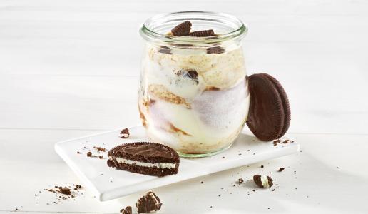 Quark-Zwetschgen-Semifreddo mit Schwarz-Weiß-Keksen