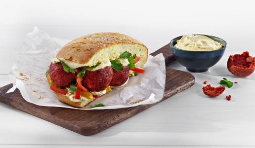 Rote Bete-Falafel mit Schmand