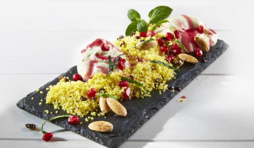 Süßer Couscous an Tonkabohnen-Schmand mit Granatapfel und Mandel