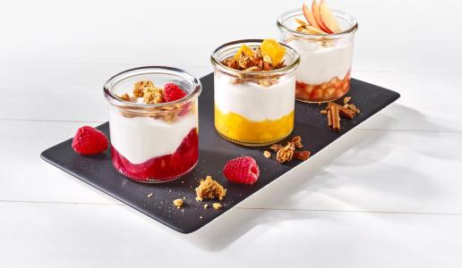 Vegane Joghurt-Schicht-Desserts