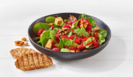 Veganer Salat mit Tofu und Joghurt-Himbeer-Dressing 