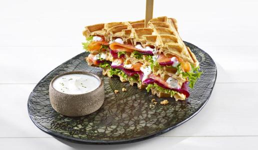 Waffel-Sandwich mit Lachs und Meerrettich-Joghurt